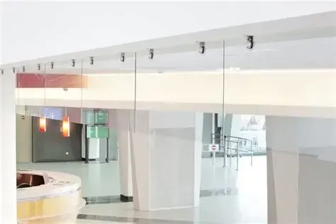 Kantoorinterieur met glazen scheidingswanden