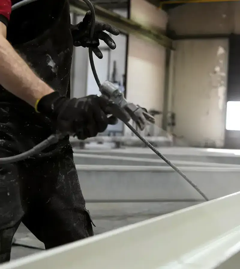 Brandwerende coating wordt op een staalconstructie gespoten