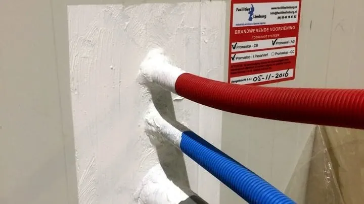 Brandwerend afgedichte leidingdoorvoer met registratielabel