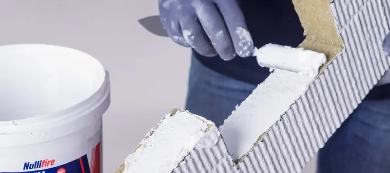 Brandwerende kit wordt langs een wandaansluiting aangebracht